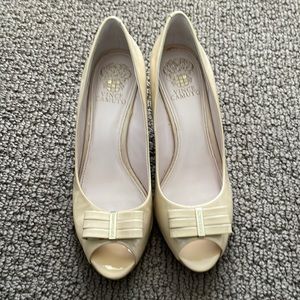 Vince Camuto Tan Bow Wedges Size 8